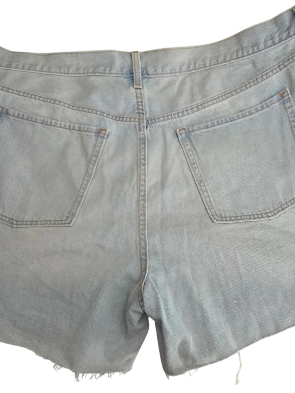 NWOT Old Navy Slouchy Straight Cutoff Shorts Light Wash Size 24 Plus - Picture 3 of 4